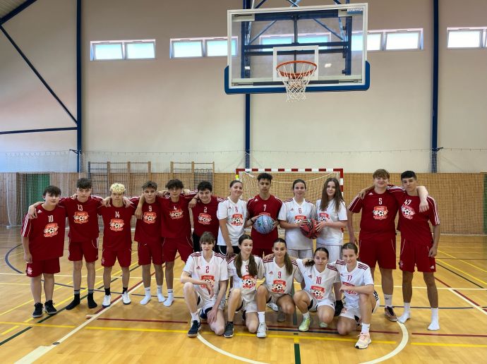 Úspěch žáků druhého stupně na basketbalovém turnaji konaném u příležitosti osvobození Československa